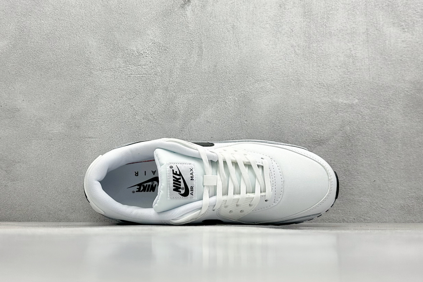  
Nike Air Max 90 Essential 复古气垫跑步鞋 

货号：-131
尺码：36 