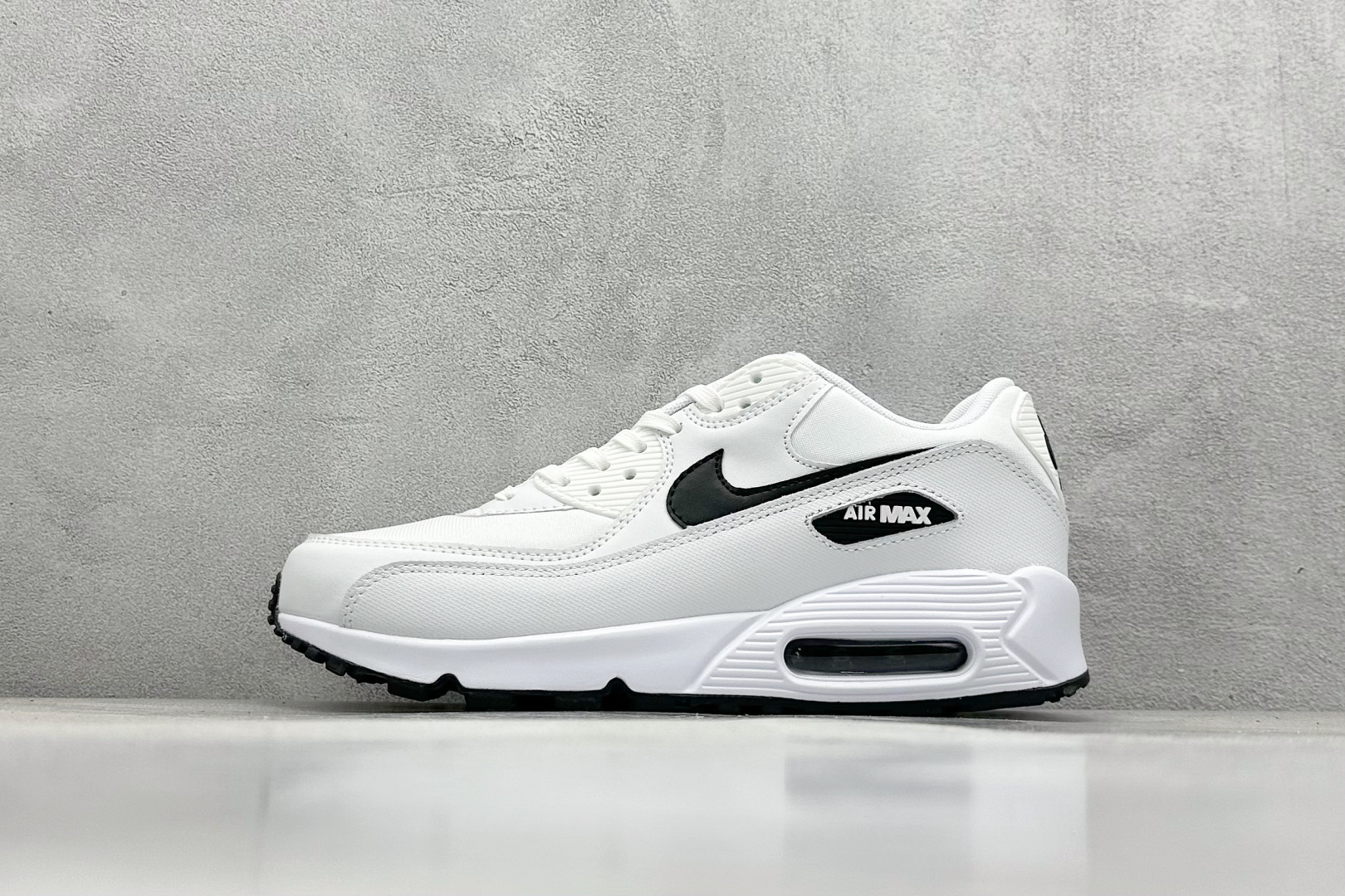  
Nike Air Max 90 Essential 复古气垫跑步鞋 

货号：-131
尺码：36 