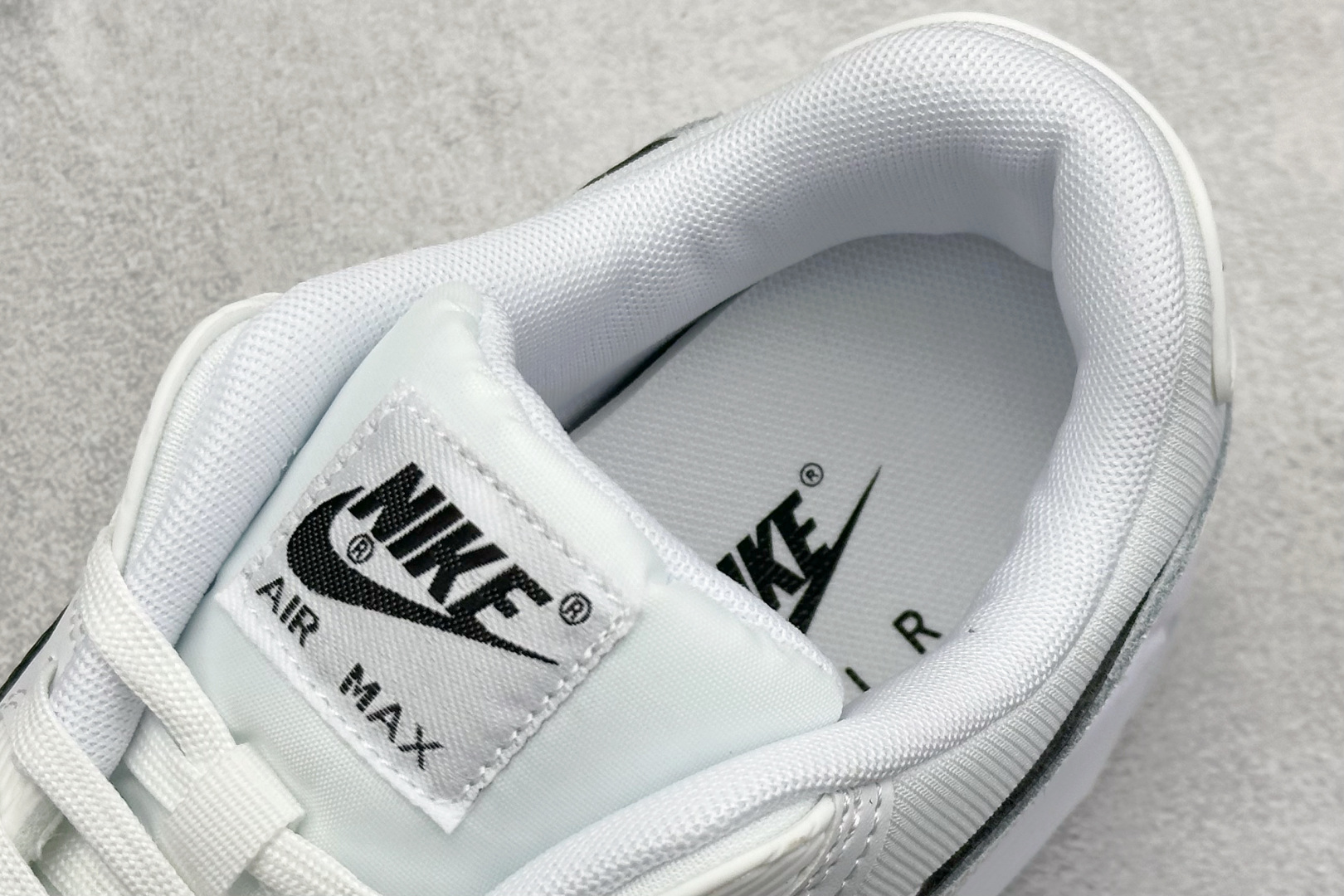  
Nike Air Max 90 Essential 复古气垫跑步鞋 

货号：-131
尺码：36 