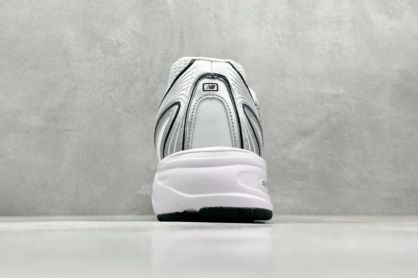  
New Balance 740系列 复古休闲运动慢跑鞋 
此款鞋采用近几年比较流行的版型设计
外观时