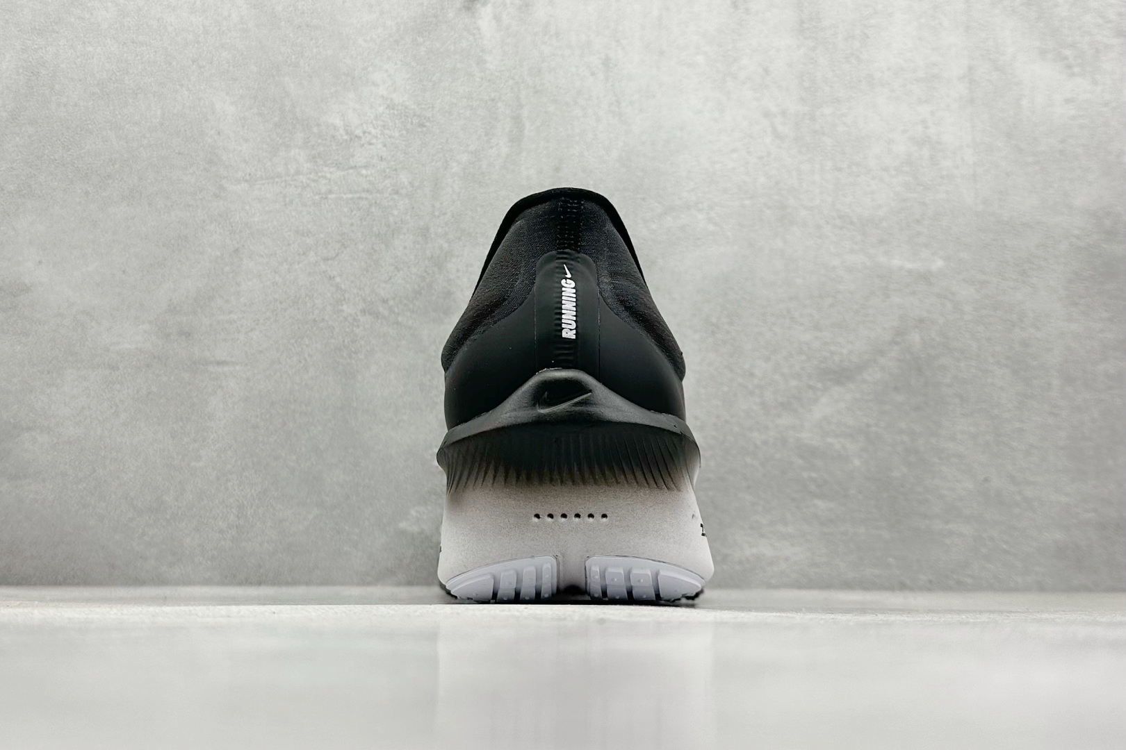  
Nike Zoom Fly 6 耐克超弹轻盈跑步鞋
#鞋款搭载 Flyknit 材料 打造出众弹性 