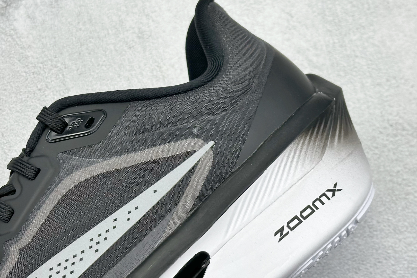  
Nike Zoom Fly 6 耐克超弹轻盈跑步鞋
#鞋款搭载 Flyknit 材料 打造出众弹性 