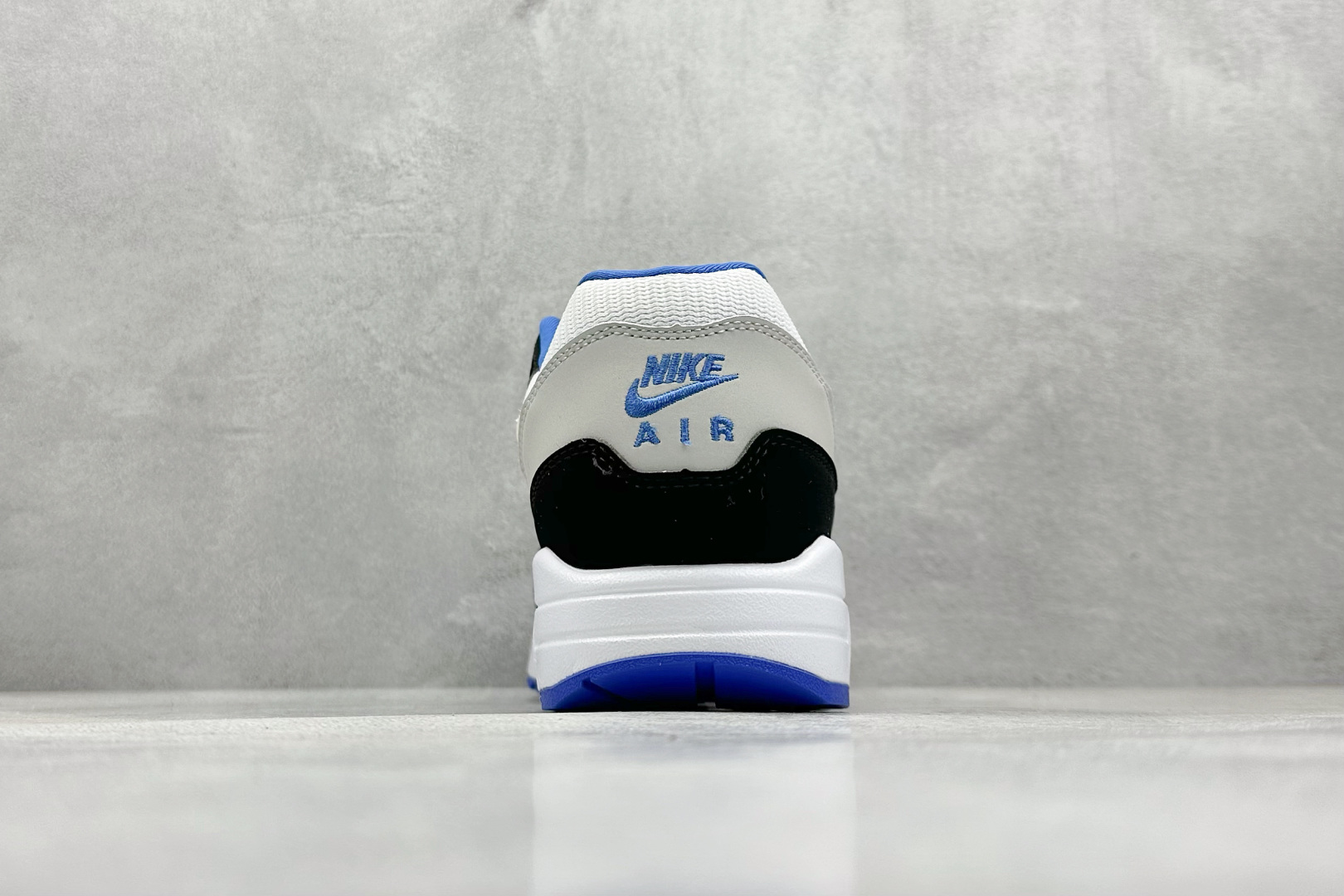  
Nike Air Max 1 白黑篮
复古休闲跑步鞋 官方同步上架
真标原盒 原底原面 正确版型 
