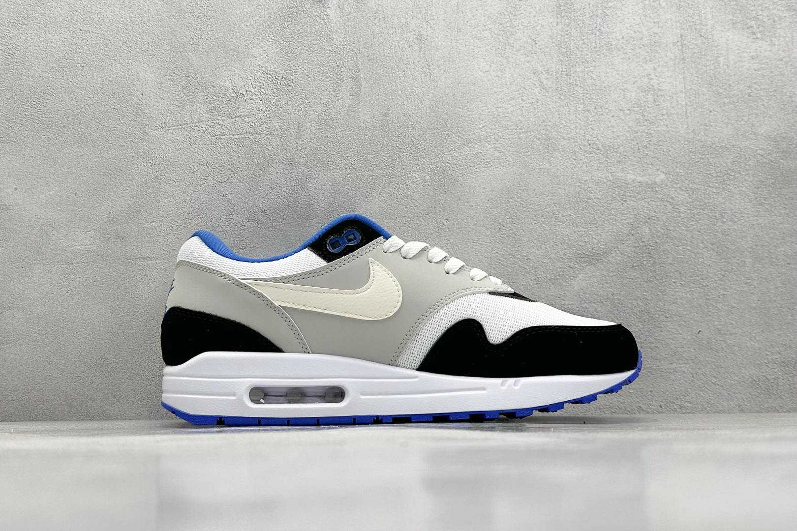  
Nike Air Max 1 白黑篮
复古休闲跑步鞋 官方同步上架
真标原盒 原底原面 正确版型 
