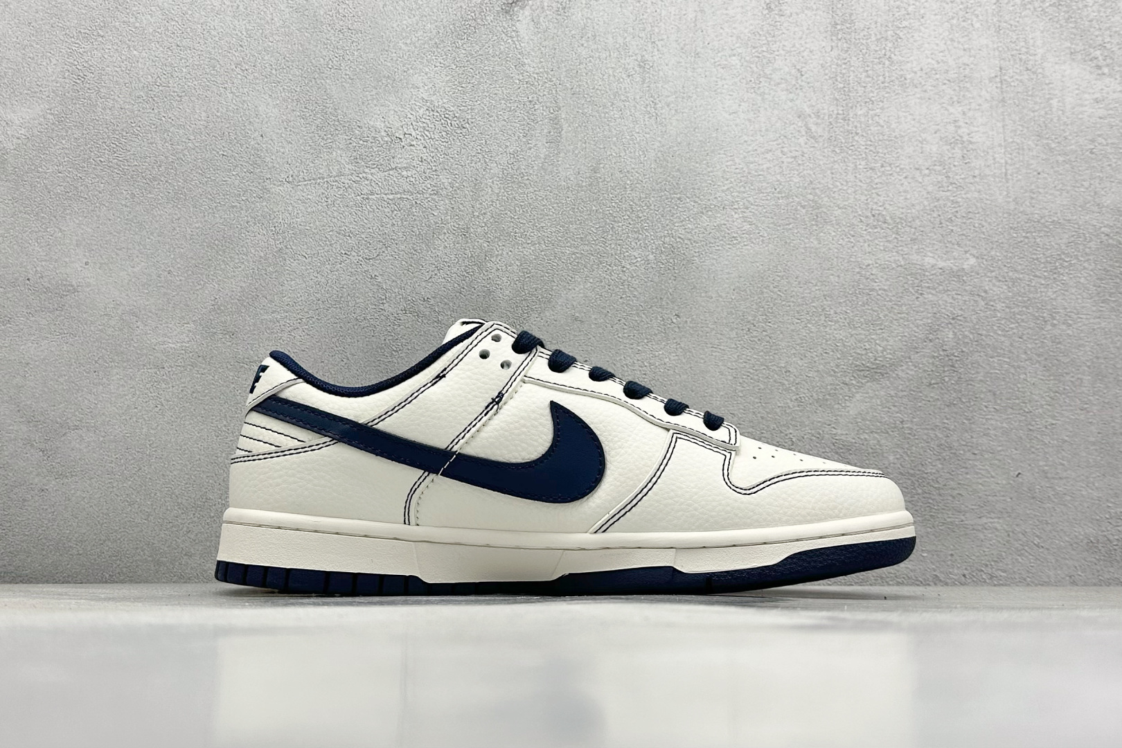  终端放店
XC版 NIKE SB Dunk Low x Supreme 白蓝双小钩
性价比天花板 极力