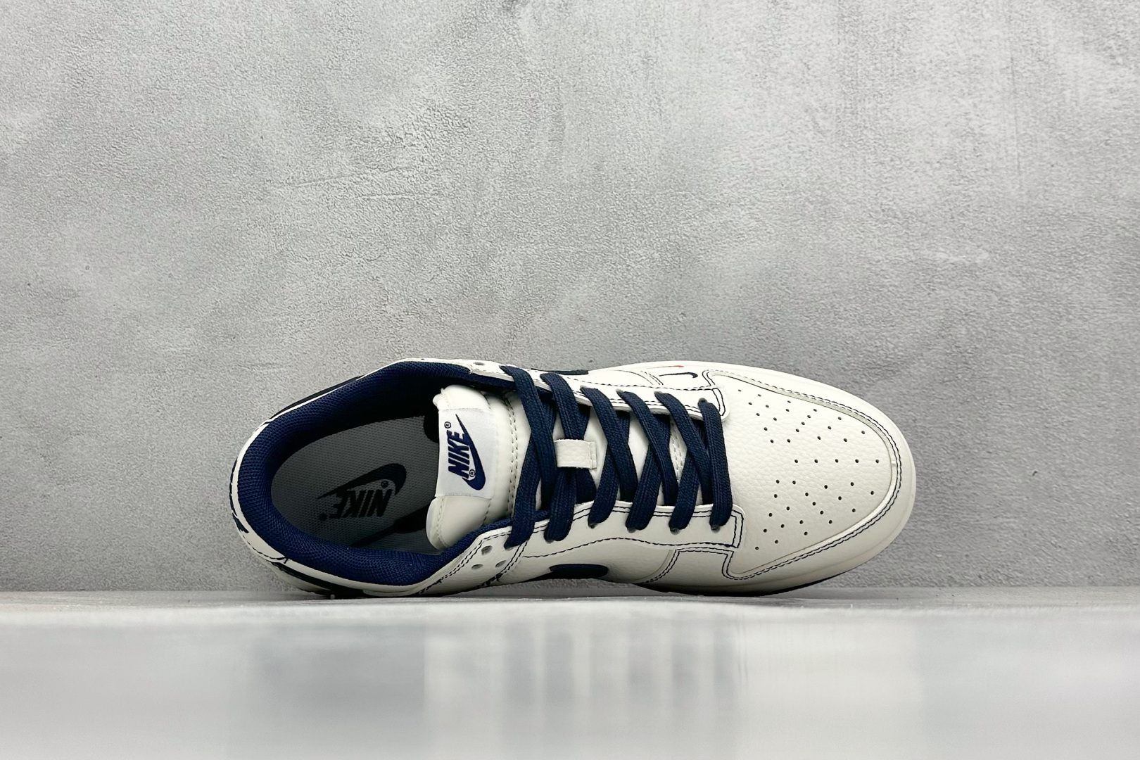  终端放店
XC版 NIKE SB Dunk Low x Supreme 白蓝双小钩
性价比天花板 极力