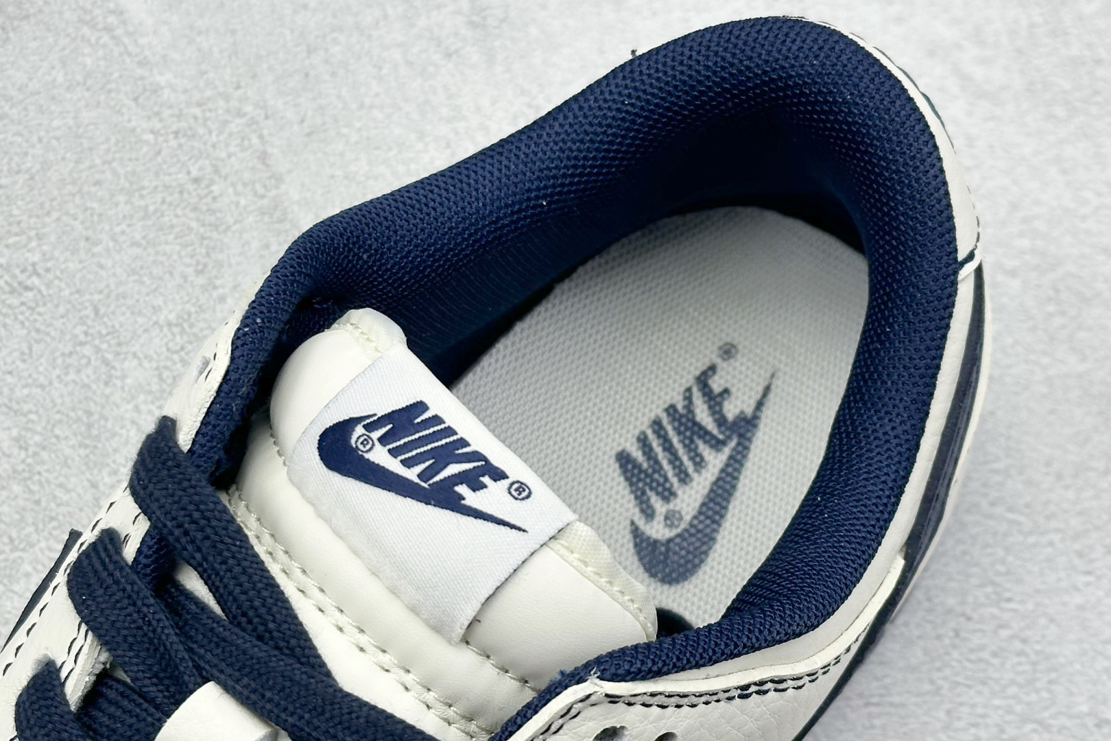  终端放店
XC版 NIKE SB Dunk Low x Supreme 白蓝双小钩
性价比天花板 极力