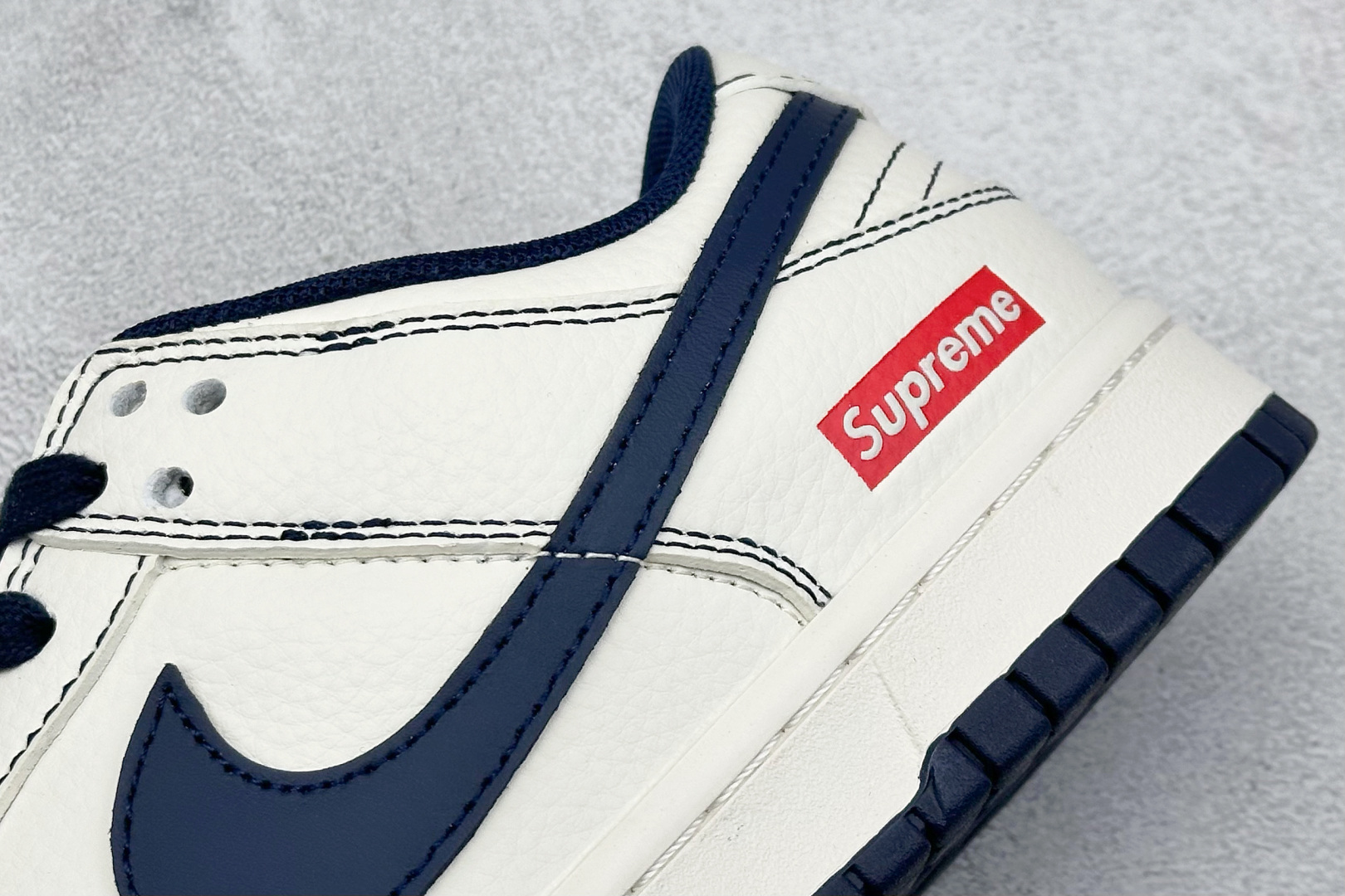  终端放店
XC版 NIKE SB Dunk Low x Supreme 白蓝双小钩
性价比天花板 极力