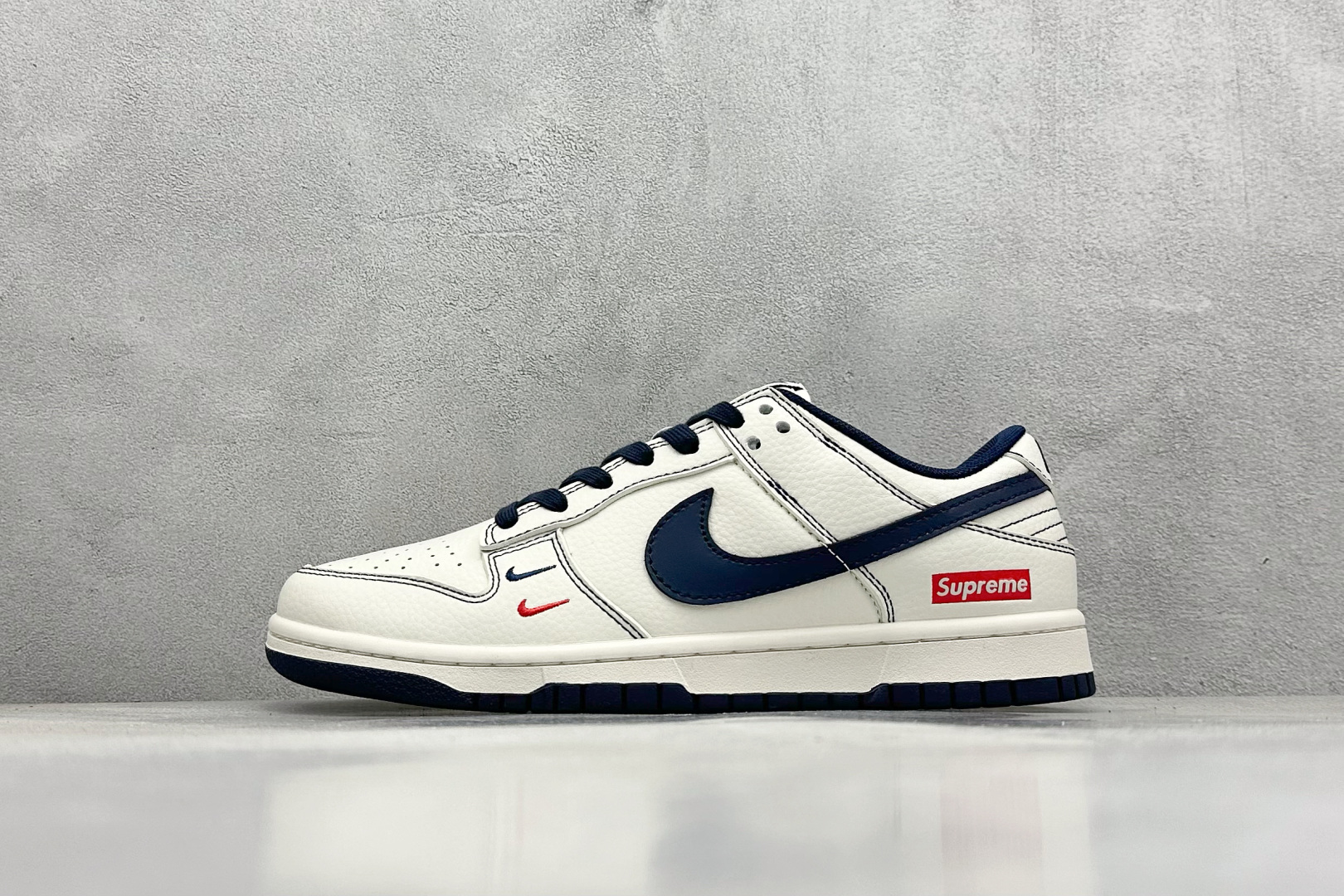  终端放店
XC版 NIKE SB Dunk Low x Supreme 白蓝双小钩
性价比天花板 极力