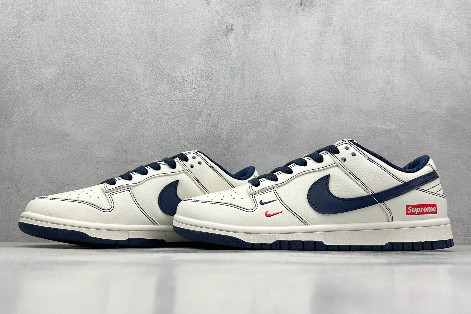  终端放店
XC版 NIKE SB Dunk Low x Supreme 白蓝双小钩
性价比天花板 极力