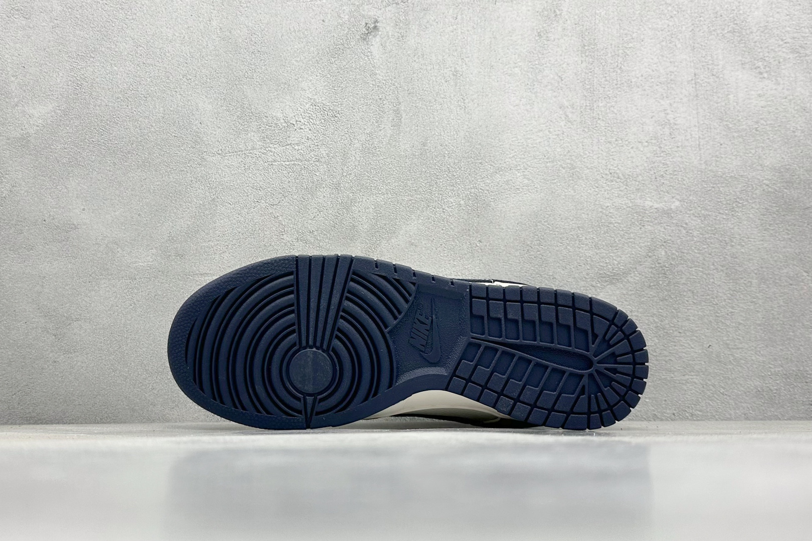  终端放店
XC版 NIKE SB Dunk Low x Supreme 白蓝双小钩
性价比天花板 极力