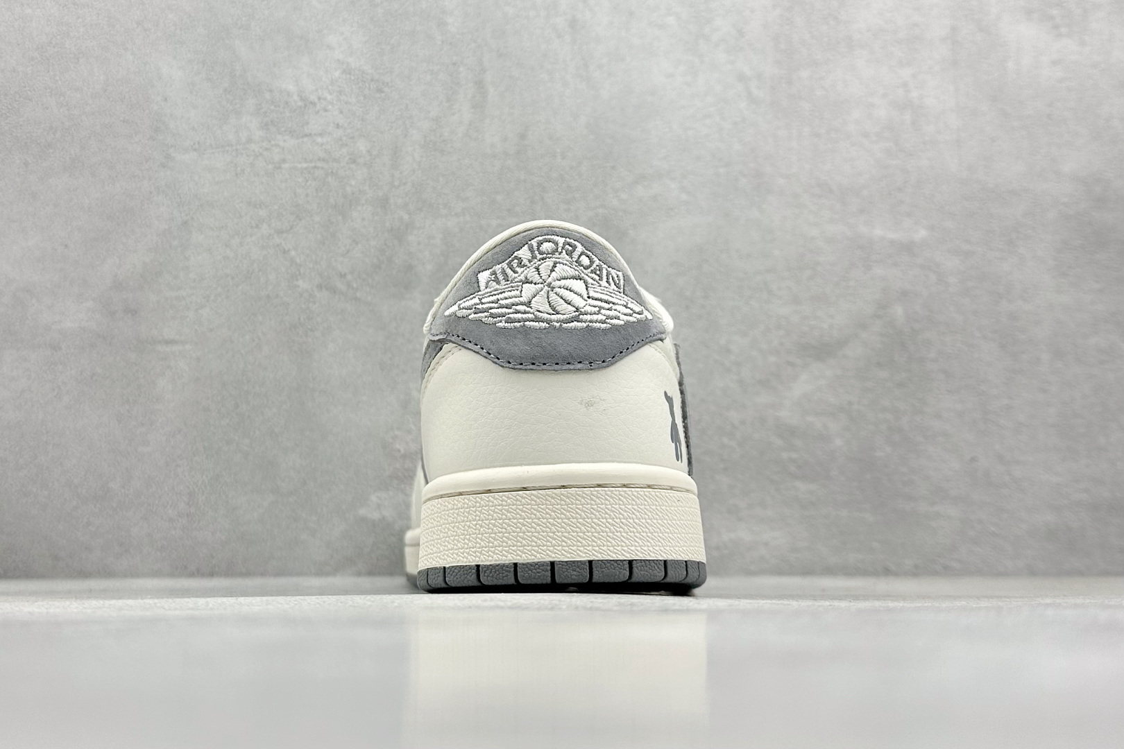 终端放店
XC版 Travis Scott x Nike Air Jordan 1 Low x GLO