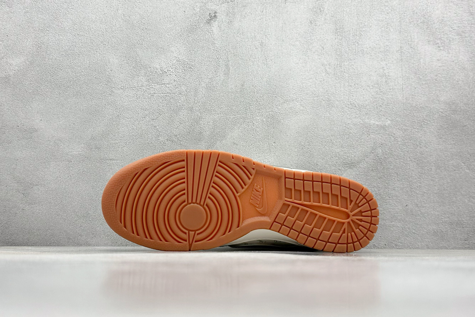  终端放店
XC版 Nike SB Dunk Low 斯图西联名 米灰生胶 周年高端定制 低帮休闲板鞋
