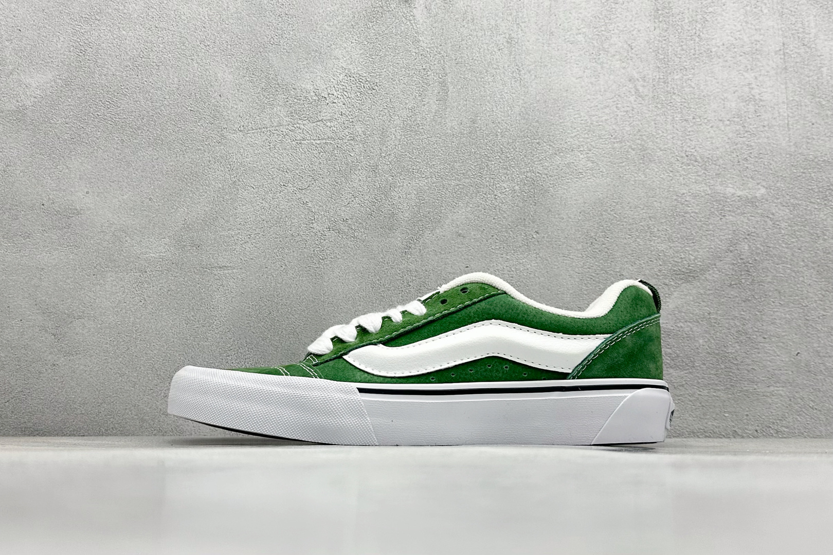  
Vans Knu Skool 白绿色
官方新款 复古休闲胖胖面包鞋
肥胖版大LOGO原版全皮猪八面料