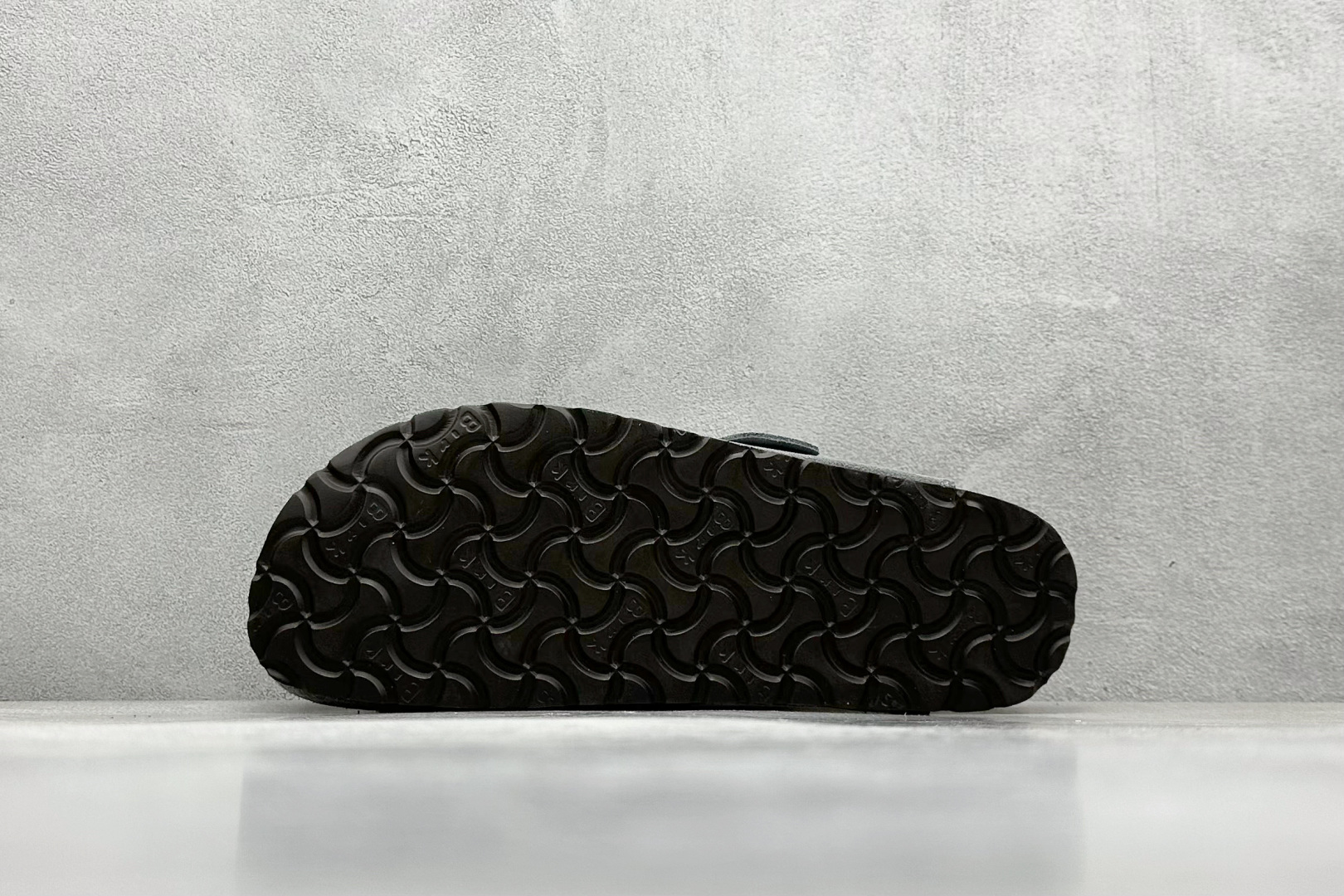  
Birkenstock 博肯休闲鞋半拖系列 
官方代工厂工艺 品质看得见
London-Shearl