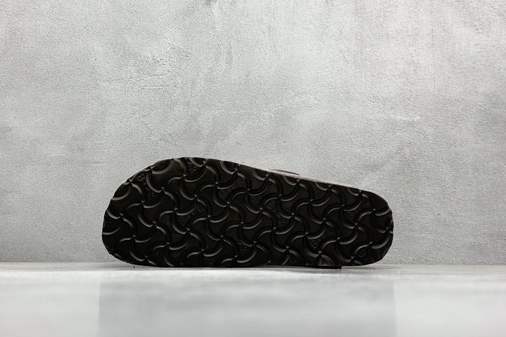  
Birkenstock 博肯休闲鞋半拖系列 
官方代工厂工艺 品质看得见
London-Shearl