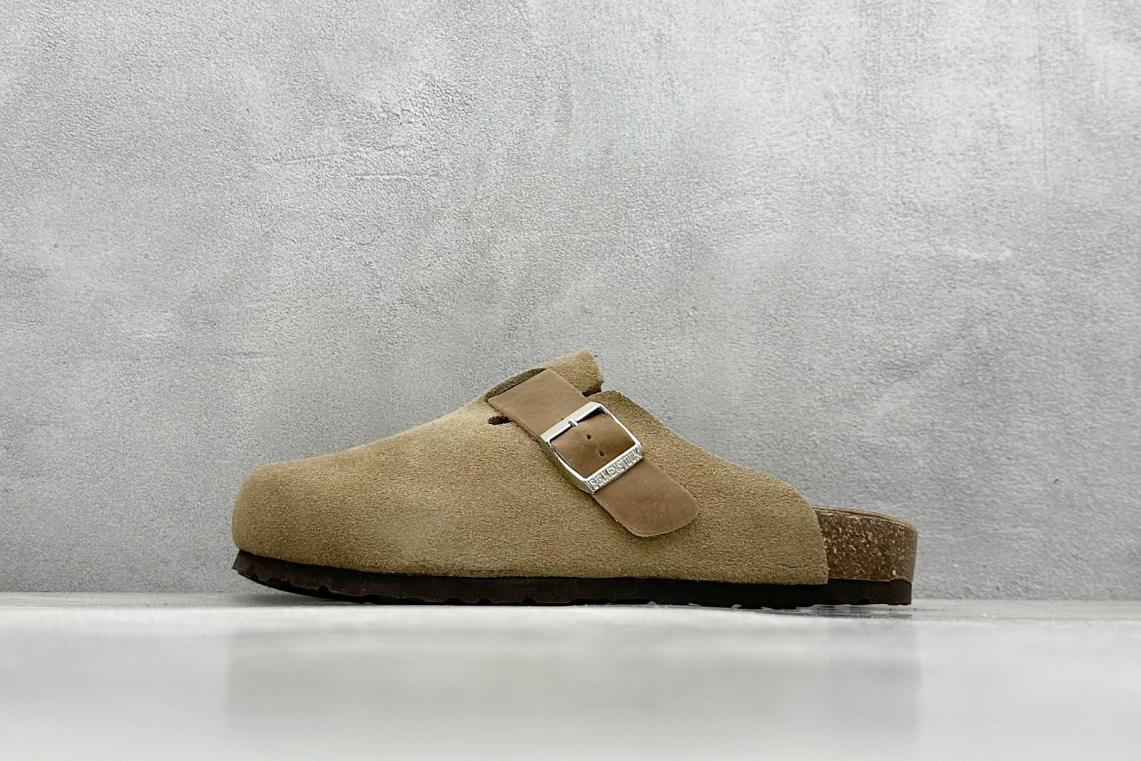  
Birkenstock 博肯休闲鞋半拖系列 
官方代工厂工艺 品质看得见
London-Shearl