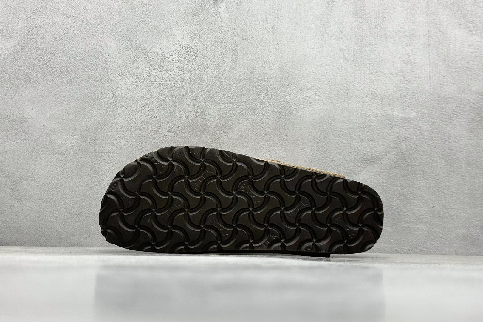  
Birkenstock 博肯休闲鞋半拖系列 
官方代工厂工艺 品质看得见
London-Shearl
