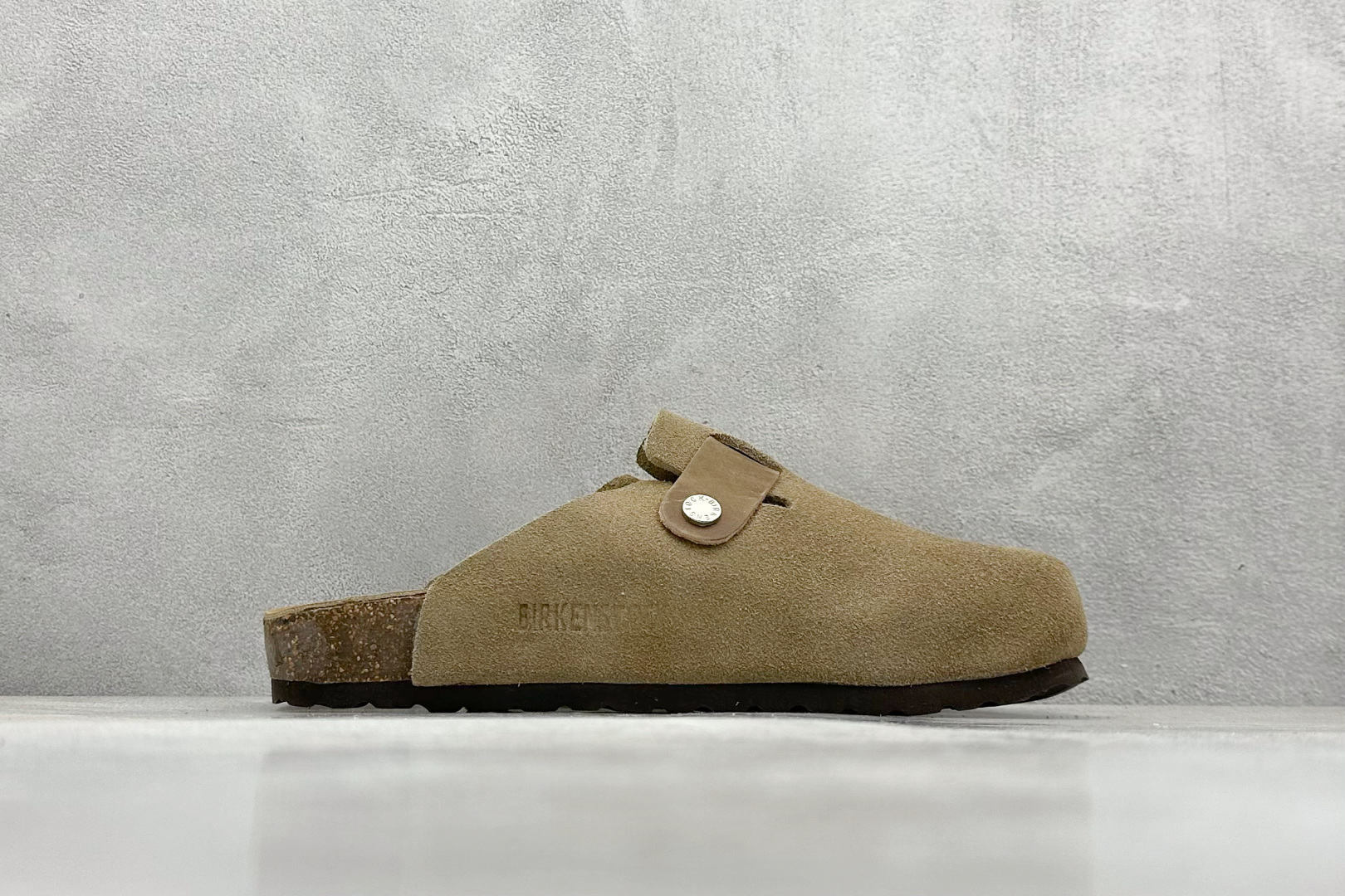  
Birkenstock 博肯休闲鞋半拖系列 
官方代工厂工艺 品质看得见
London-Shearl