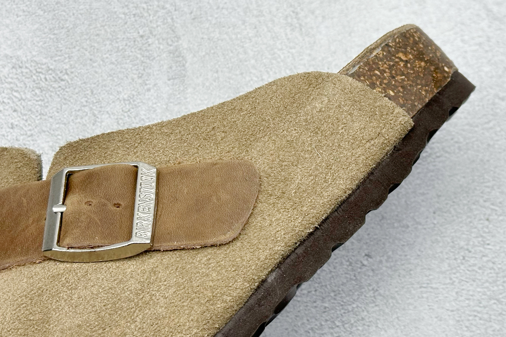  
Birkenstock 博肯休闲鞋半拖系列 
官方代工厂工艺 品质看得见
London-Shearl