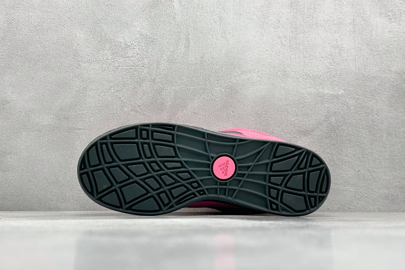  
Adidas Adimatic Low 马蒂奇系列低帮 复古鲨鱼面包鞋运动休闲滑板板鞋 
整个鞋面由