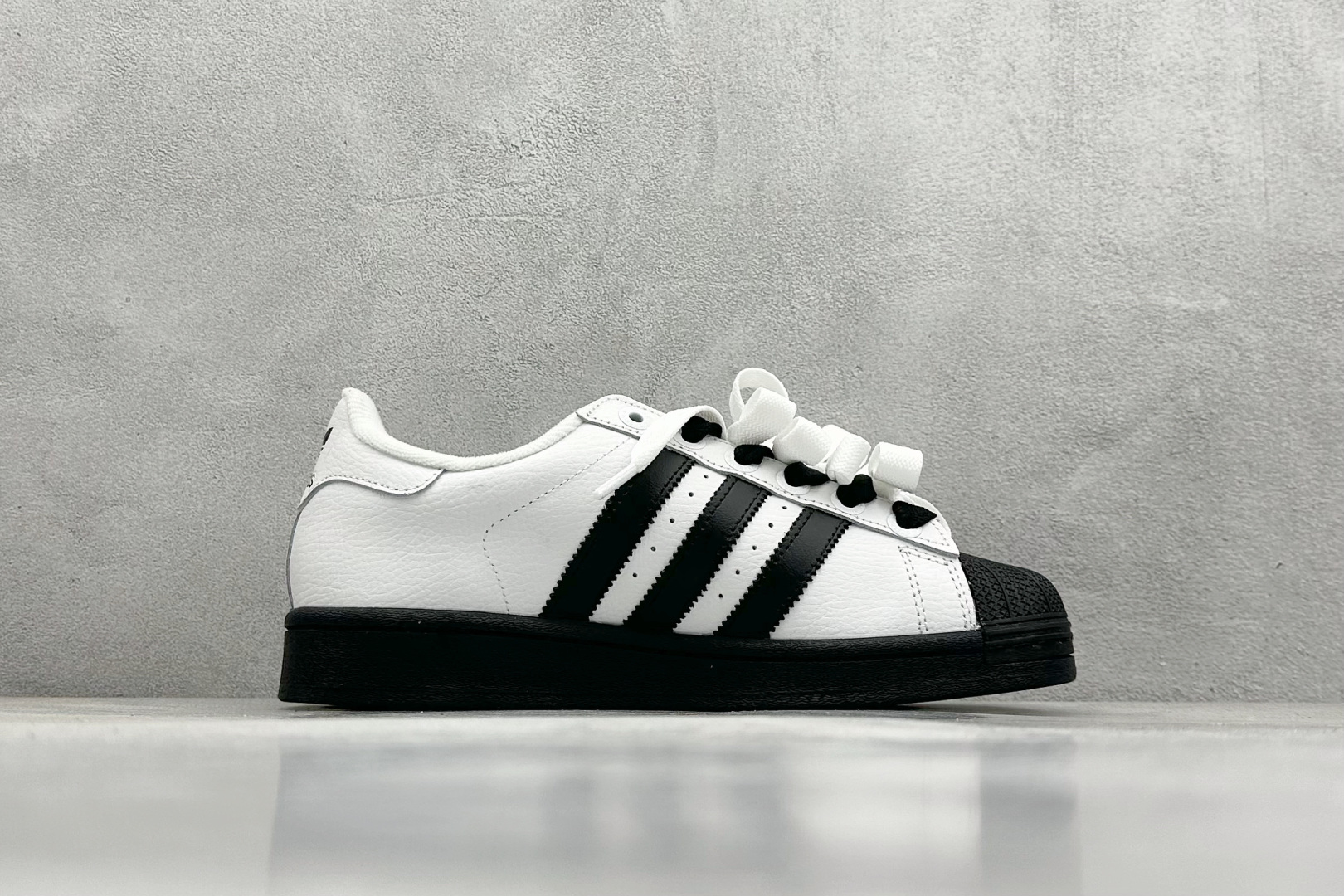  
AD Originals Superstar 2 贝壳头
采用全新头层拼接皮革材质 后跟采用特色3D