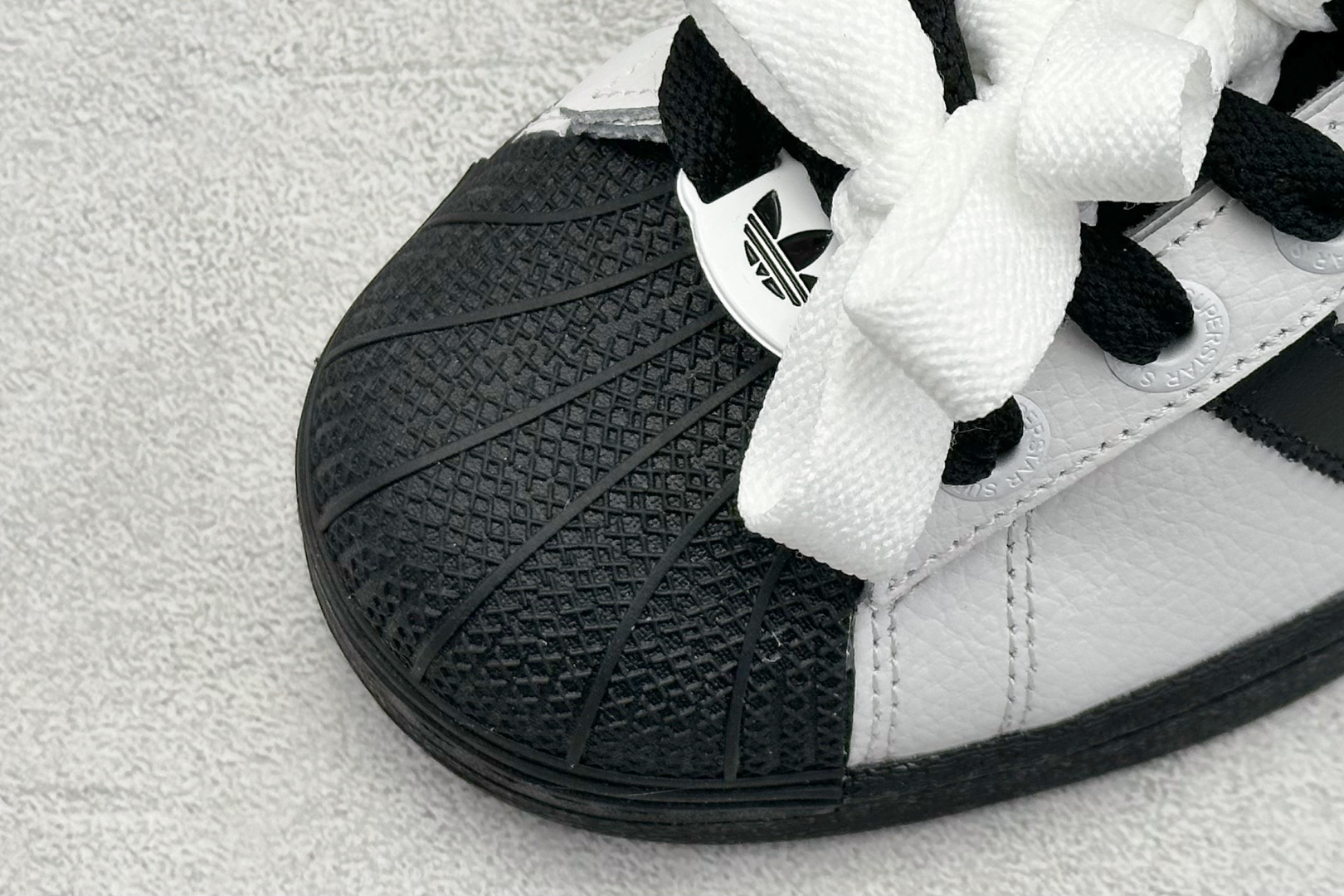  
AD Originals Superstar 2 贝壳头
采用全新头层拼接皮革材质 后跟采用特色3D