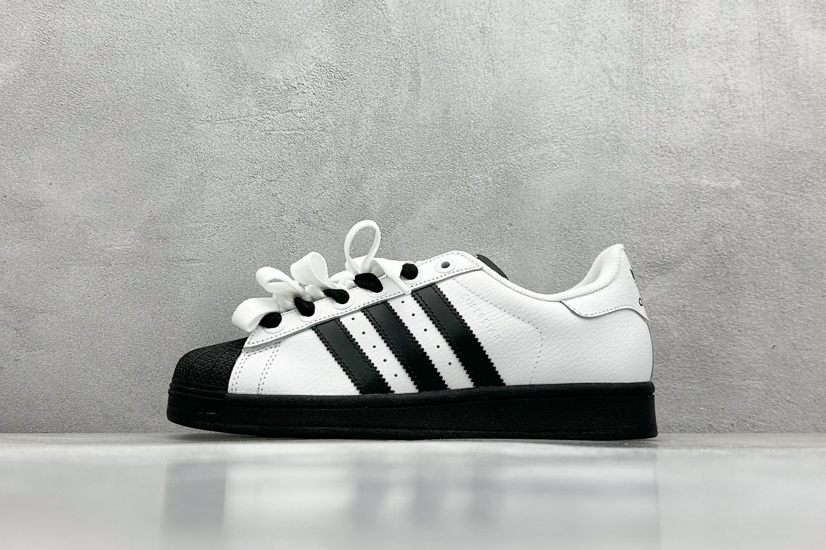  
AD Originals Superstar 2 贝壳头
采用全新头层拼接皮革材质 后跟采用特色3D