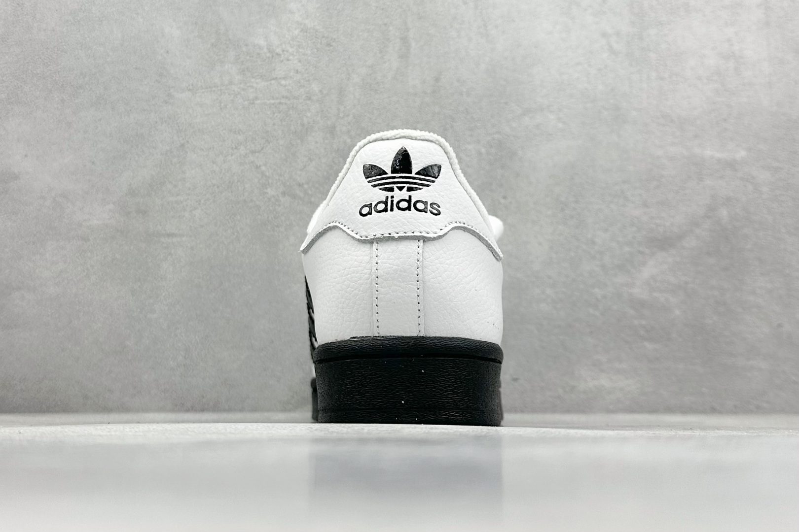  
AD Originals Superstar 2 贝壳头
采用全新头层拼接皮革材质 后跟采用特色3D