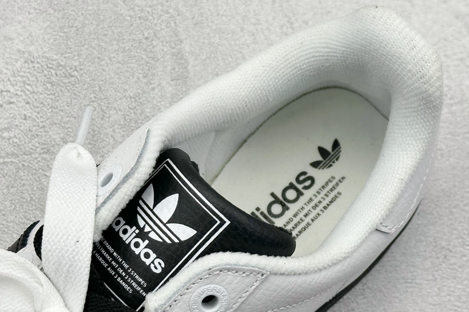  
AD Originals Superstar 2 贝壳头
采用全新头层拼接皮革材质 后跟采用特色3D