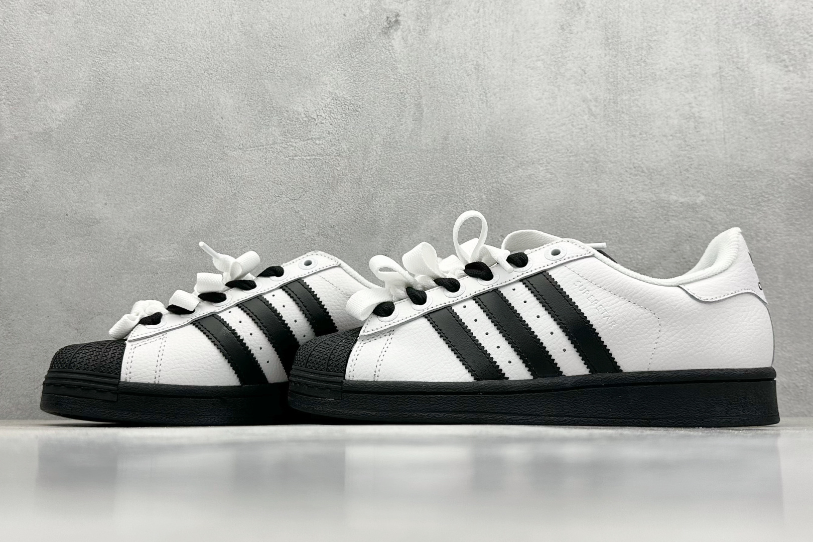  
AD Originals Superstar 2 贝壳头
采用全新头层拼接皮革材质 后跟采用特色3D