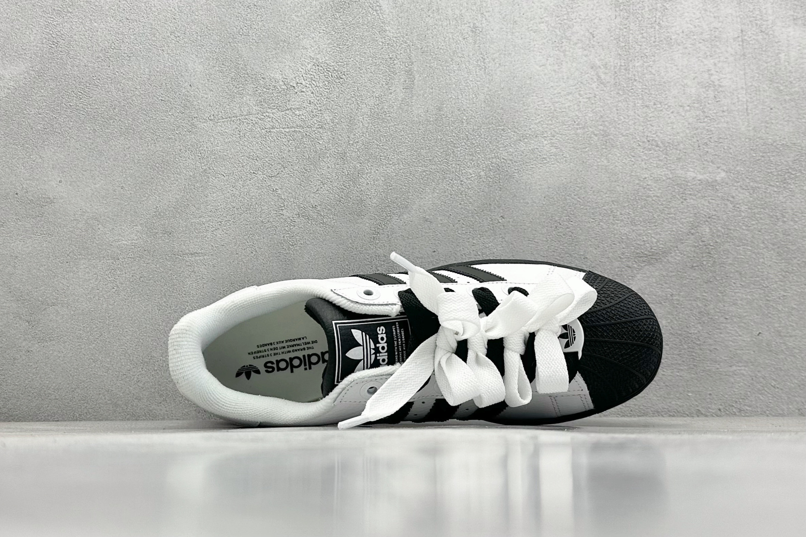  
AD Originals Superstar 2 贝壳头
采用全新头层拼接皮革材质 后跟采用特色3D