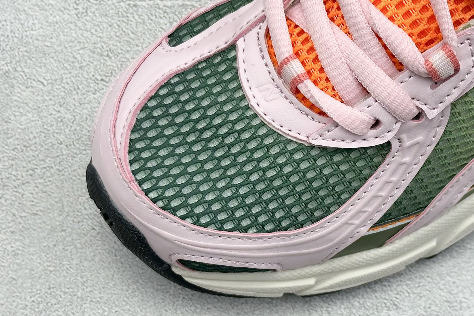  
A版 New Balance NB740 轻便复古休闲运动跑步鞋
全鞋身以网格布作为基地，在细节部分