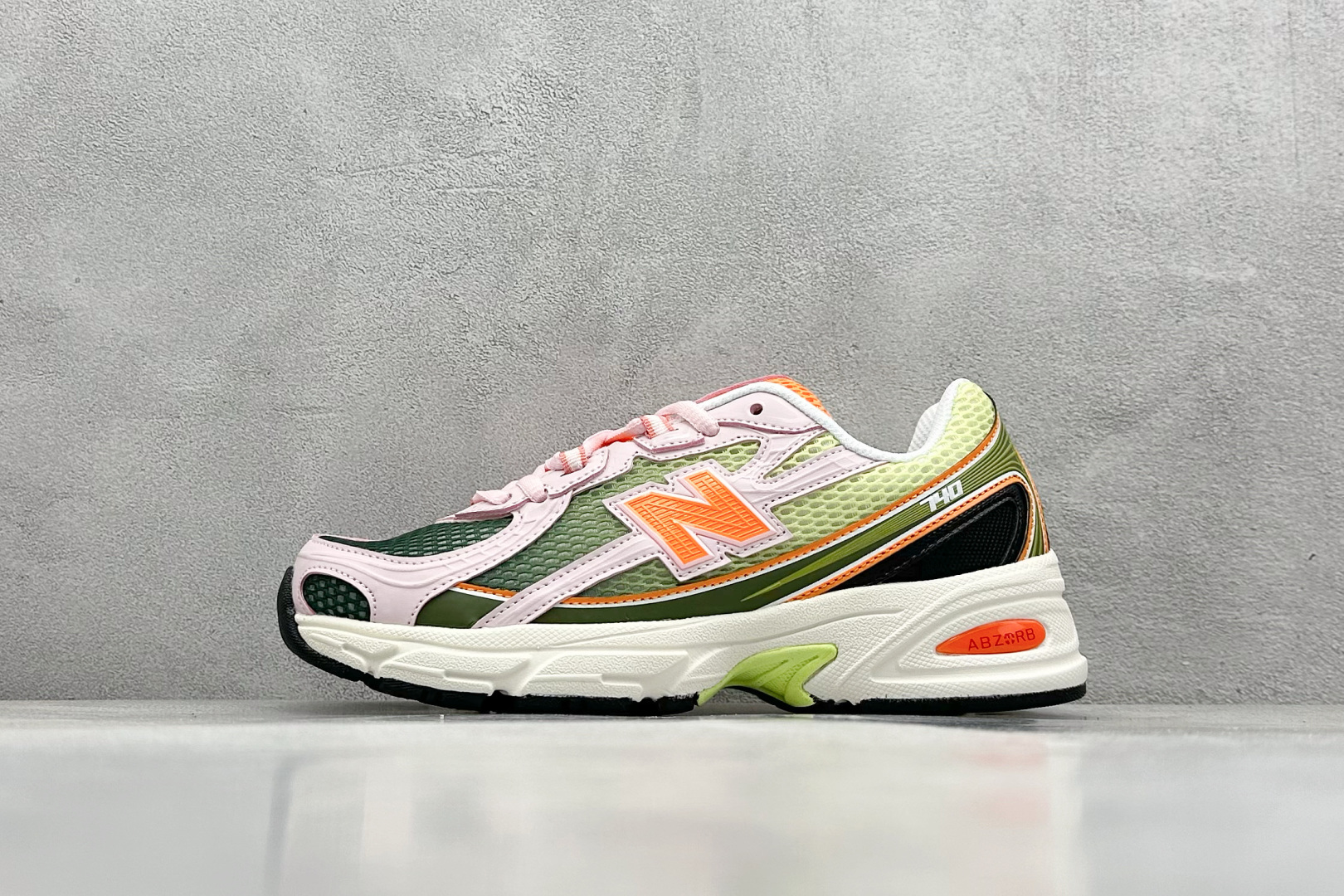  
A版 New Balance NB740 轻便复古休闲运动跑步鞋
全鞋身以网格布作为基地，在细节部分