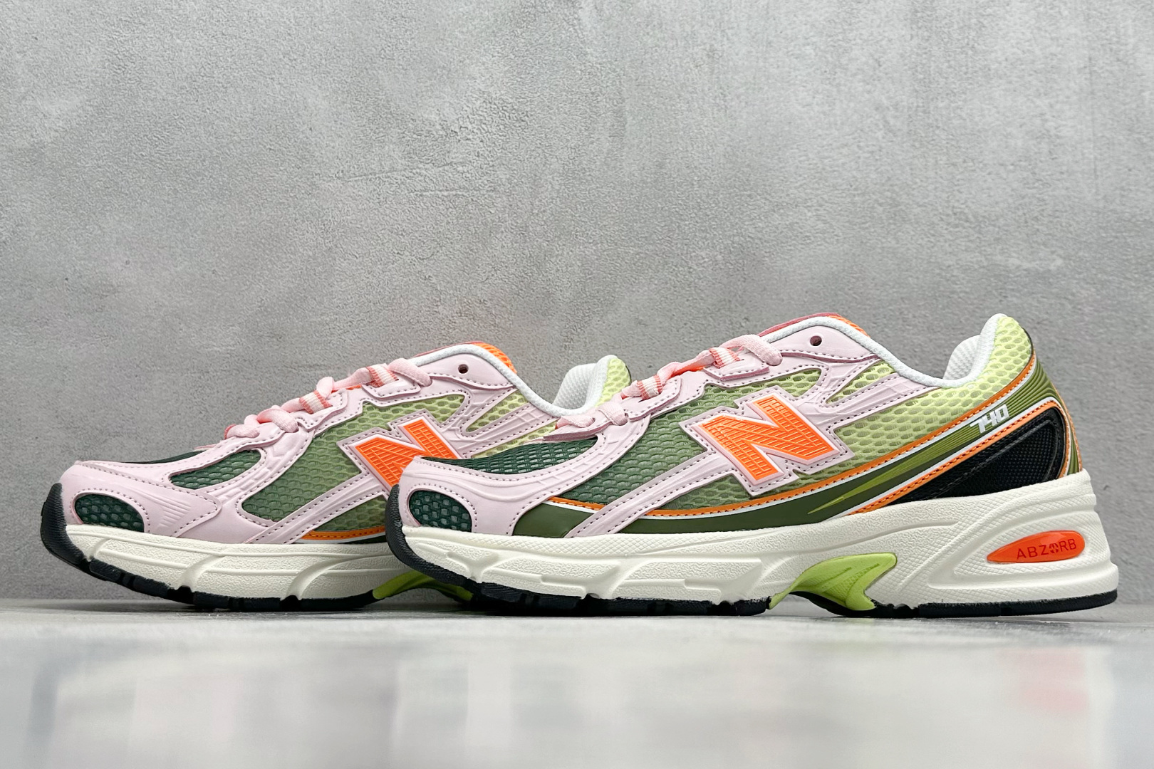  
A版 New Balance NB740 轻便复古休闲运动跑步鞋
全鞋身以网格布作为基地，在细节部分
