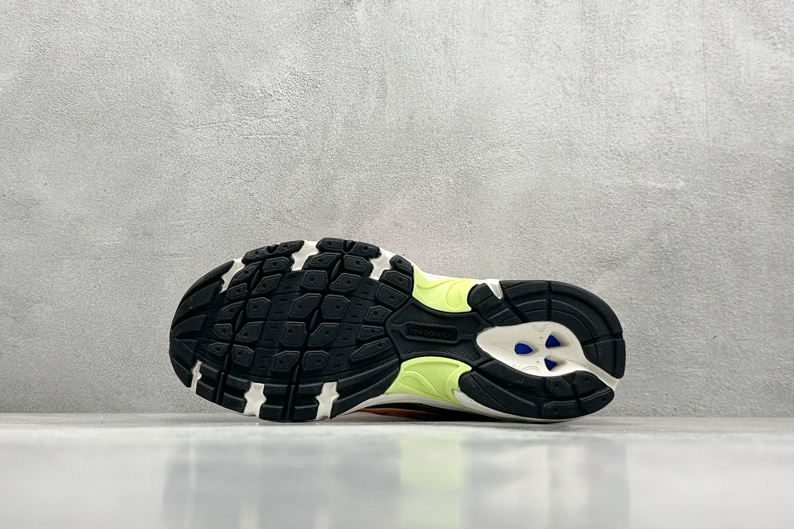  
A版 New Balance NB740 轻便复古休闲运动跑步鞋
全鞋身以网格布作为基地，在细节部分