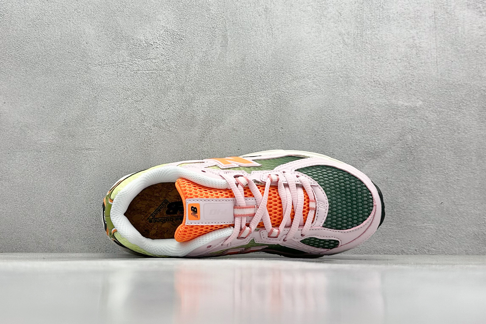  
A版 New Balance NB740 轻便复古休闲运动跑步鞋
全鞋身以网格布作为基地，在细节部分