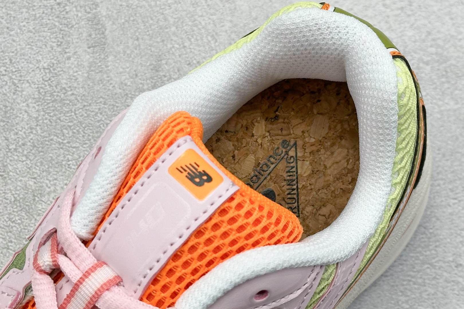  
A版 New Balance NB740 轻便复古休闲运动跑步鞋
全鞋身以网格布作为基地，在细节部分
