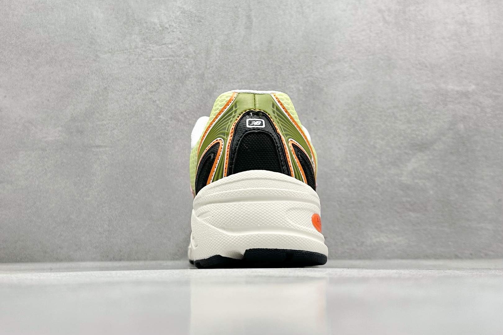  
A版 New Balance NB740 轻便复古休闲运动跑步鞋
全鞋身以网格布作为基地，在细节部分