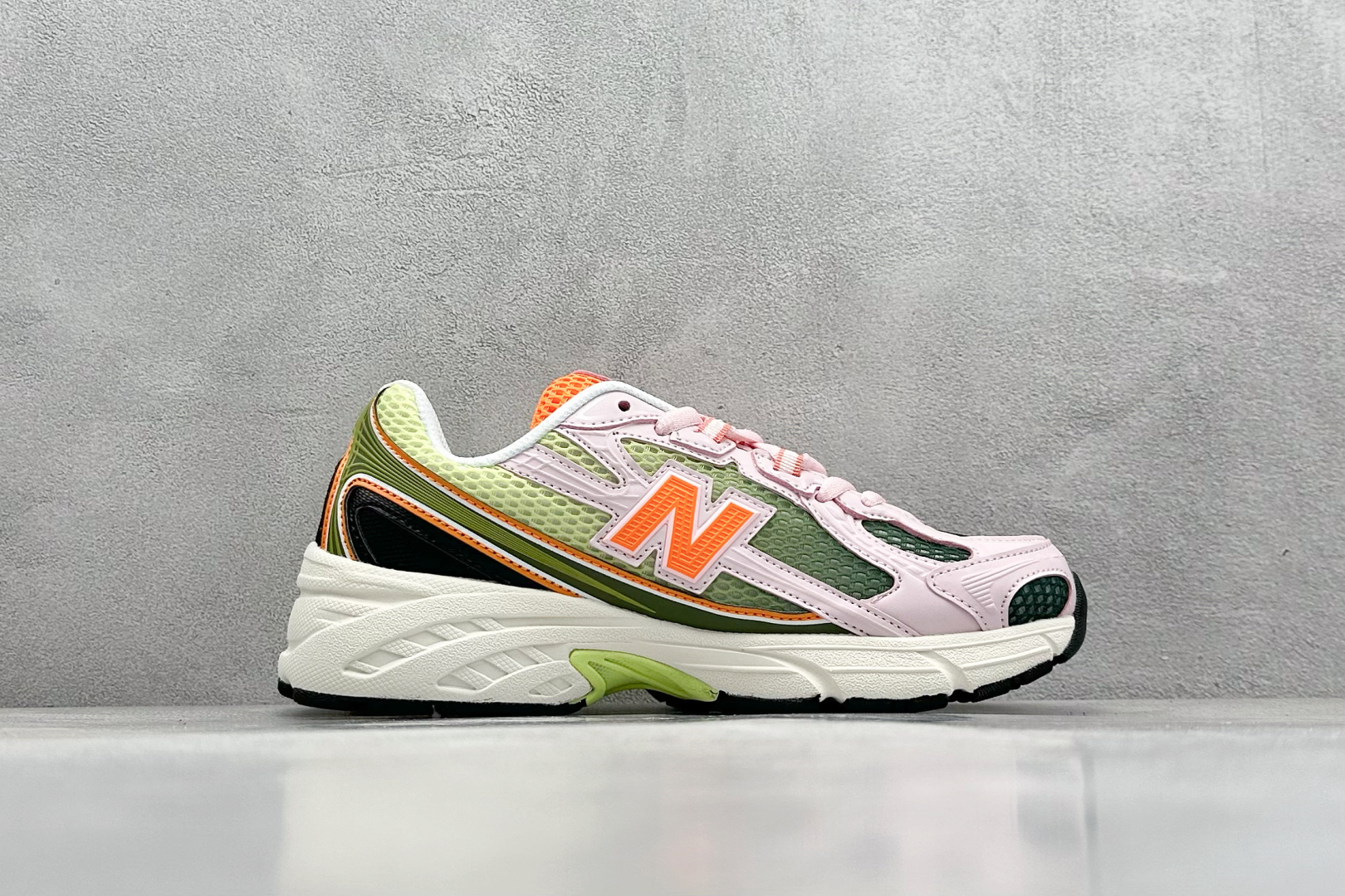  
A版 New Balance NB740 轻便复古休闲运动跑步鞋
全鞋身以网格布作为基地，在细节部分