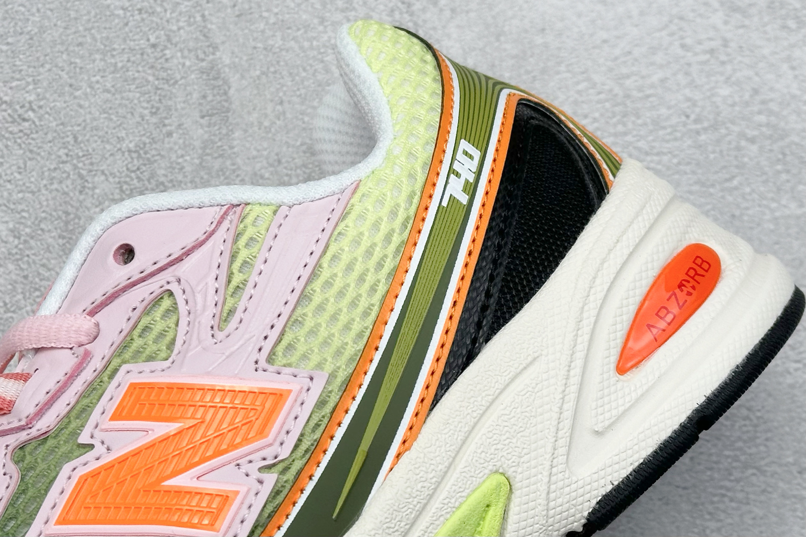  
A版 New Balance NB740 轻便复古休闲运动跑步鞋
全鞋身以网格布作为基地，在细节部分
