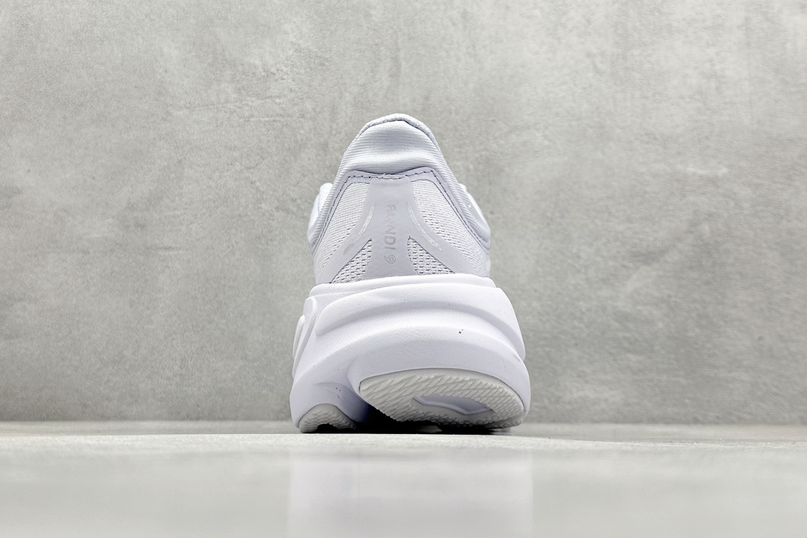  
W版 HOKA ONE ONE Bondi 9 机能缓震跑鞋
#鞋面部分采用工程网眼面料，可以确保