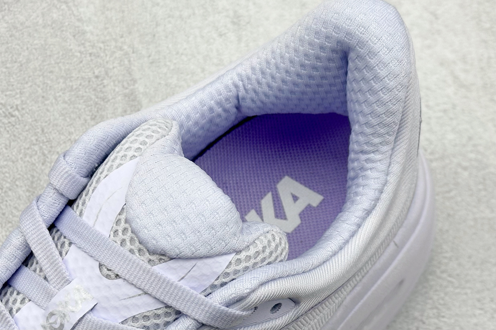  
W版 HOKA ONE ONE Bondi 9 机能缓震跑鞋
#鞋面部分采用工程网眼面料，可以确保
