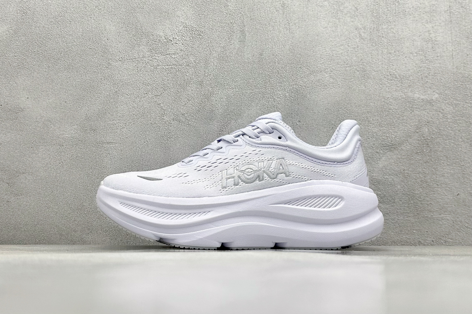  
W版 HOKA ONE ONE Bondi 9 机能缓震跑鞋
#鞋面部分采用工程网眼面料，可以确保