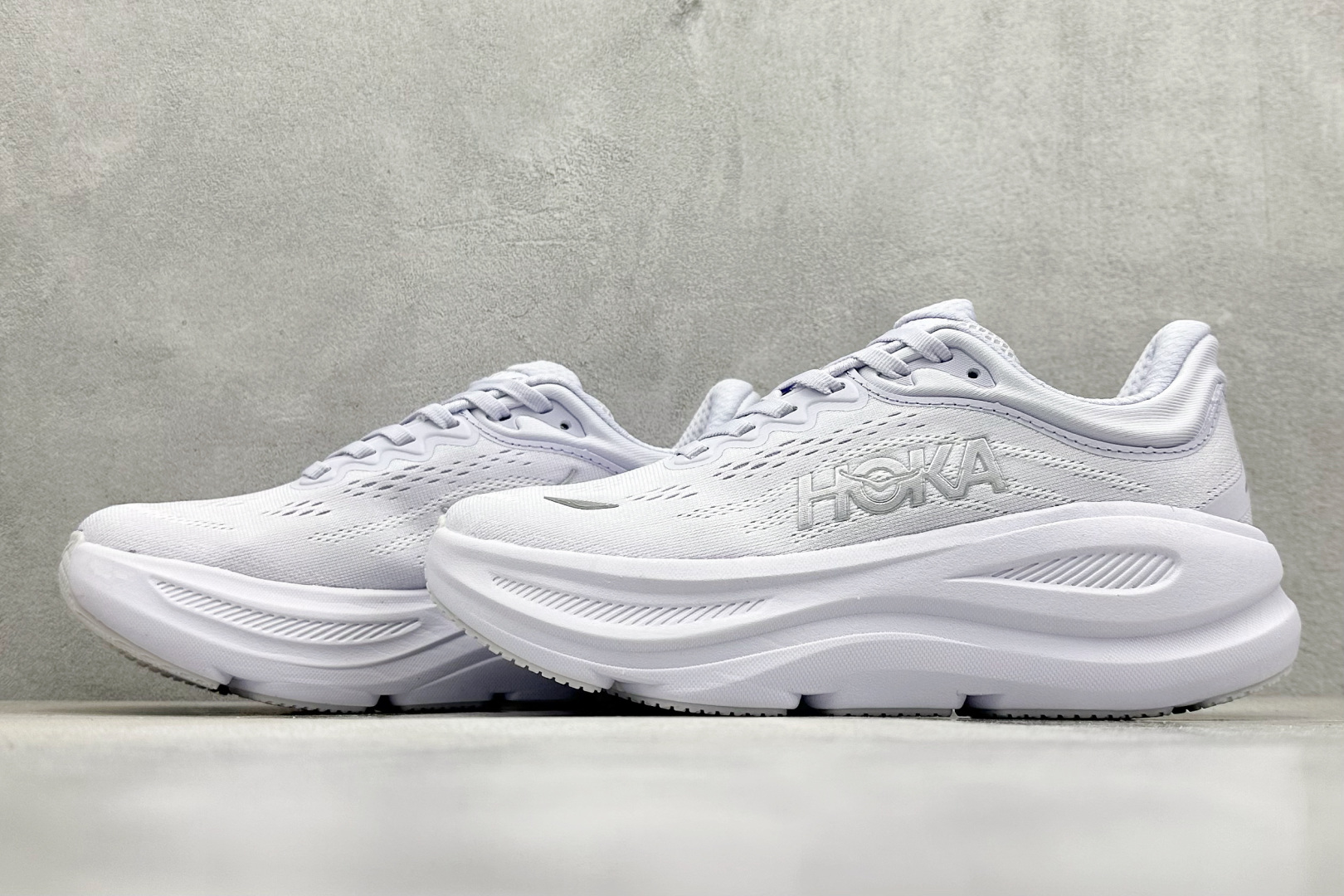  
W版 HOKA ONE ONE Bondi 9 机能缓震跑鞋
#鞋面部分采用工程网眼面料，可以确保
