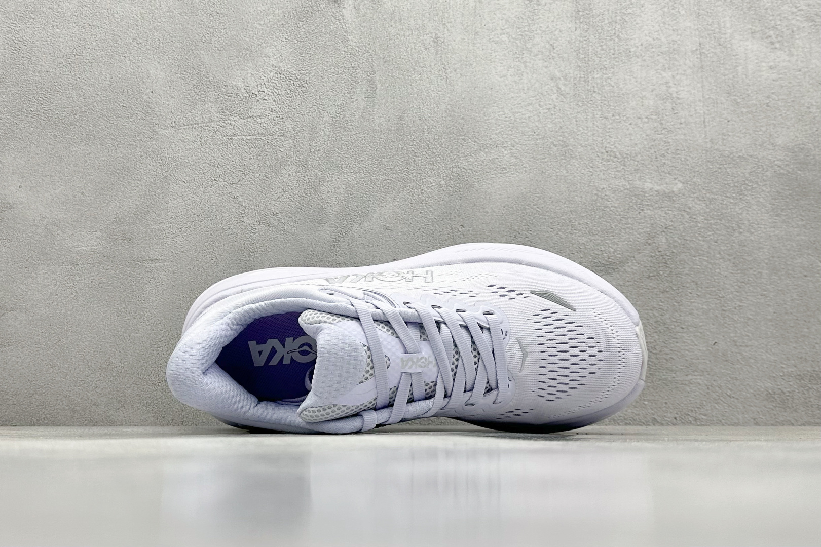  
W版 HOKA ONE ONE Bondi 9 机能缓震跑鞋
#鞋面部分采用工程网眼面料，可以确保
