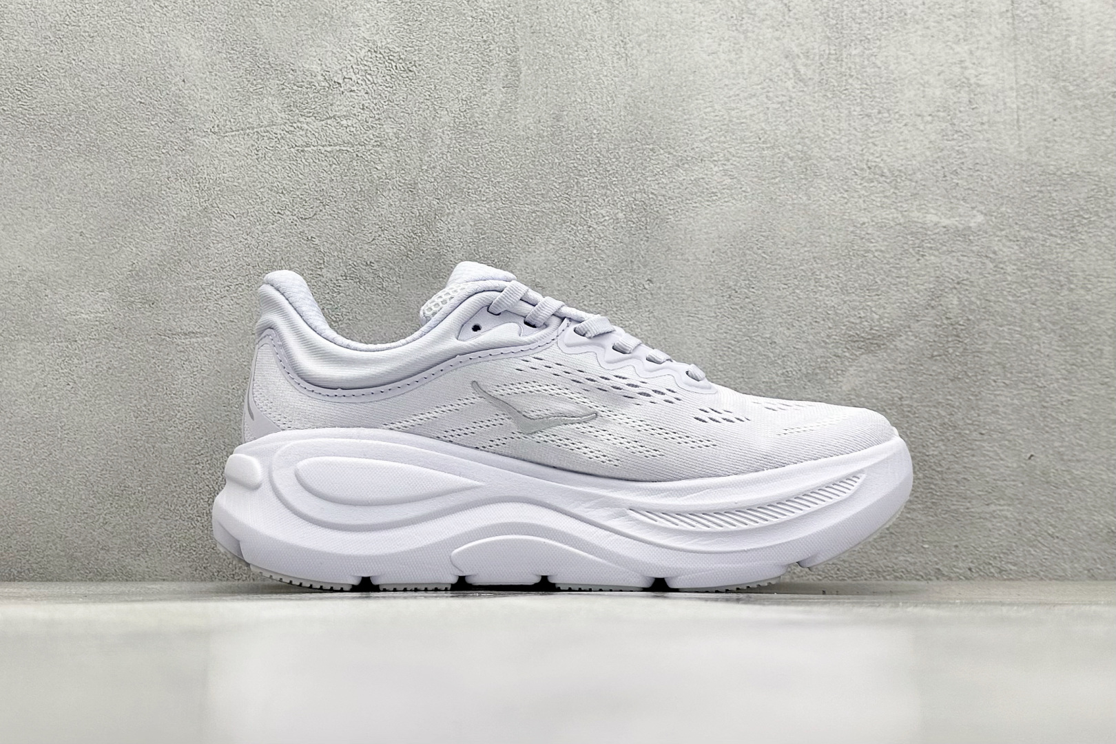  
W版 HOKA ONE ONE Bondi 9 机能缓震跑鞋
#鞋面部分采用工程网眼面料，可以确保