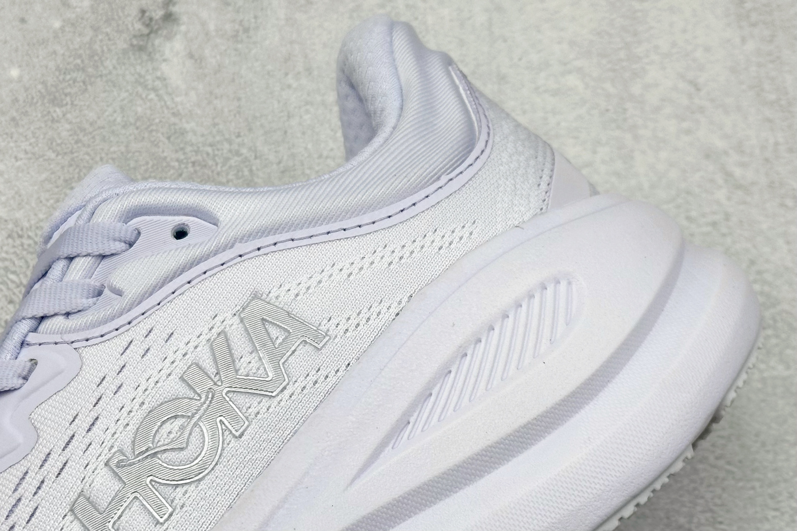  
W版 HOKA ONE ONE Bondi 9 机能缓震跑鞋
#鞋面部分采用工程网眼面料，可以确保