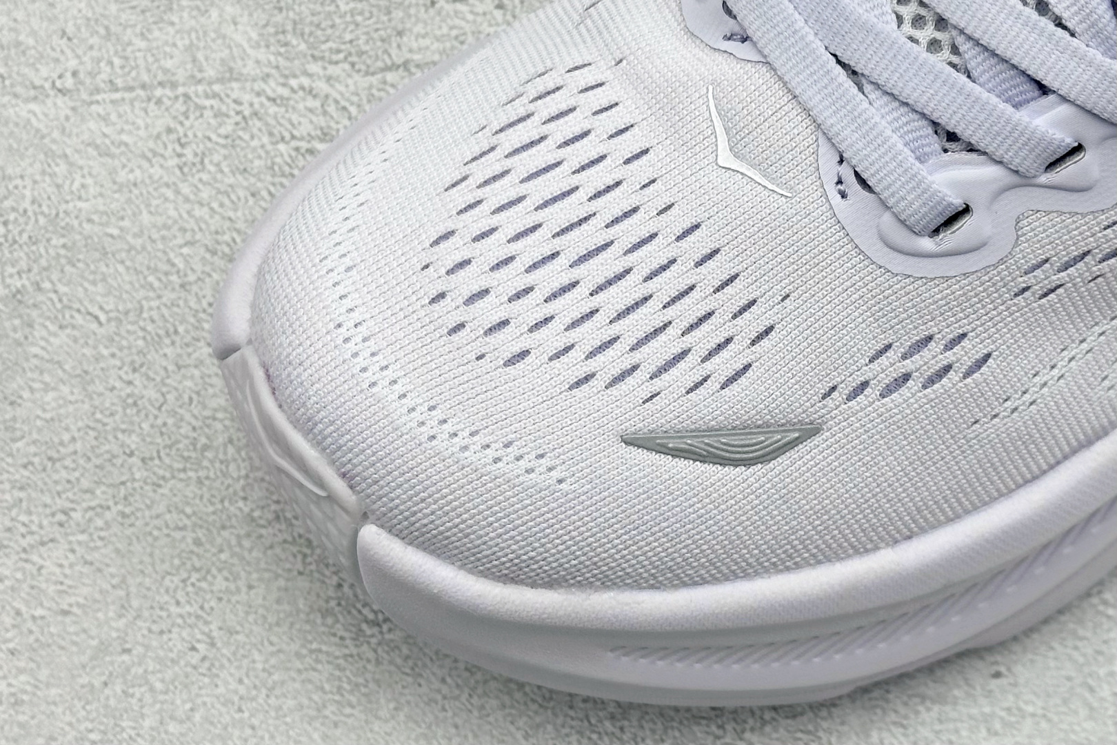 
W版 HOKA ONE ONE Bondi 9 机能缓震跑鞋
#鞋面部分采用工程网眼面料，可以确保
