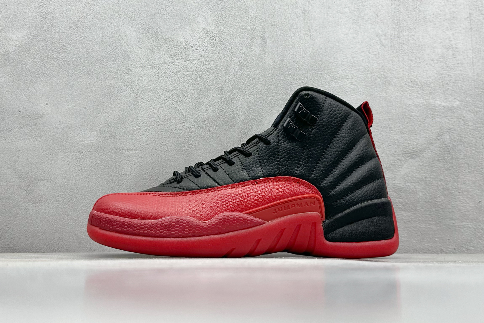 福利特价 
Air Jordan 12 Retro  
原鞋原楦头纸板开发 极致一眼正品既视感 原厂进口